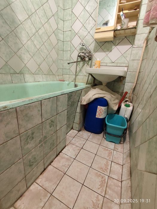 Продам З-х к. кв-ру  р-н Баварии 4/9