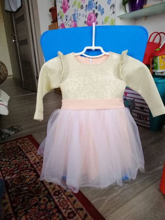 Продам нарядне  плаття на дівчинку (рост 86 см)
