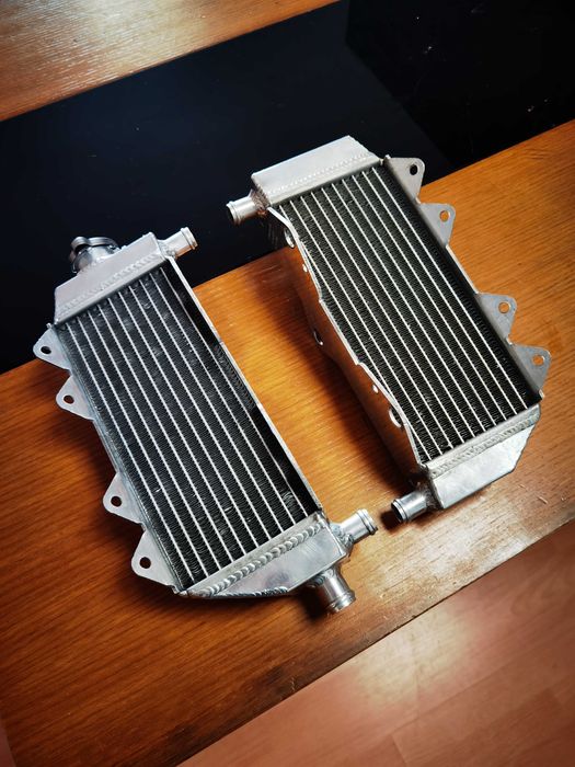 Radiadores Yamaha YZ250 de 2002 a 2014, um foi previamente montado.