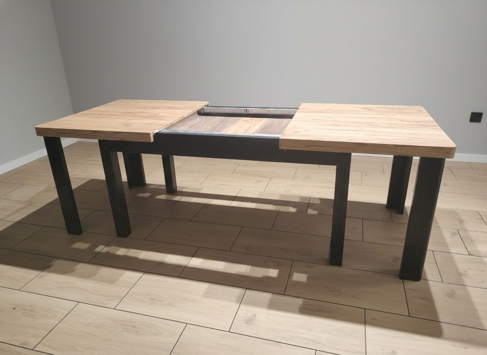 Zestaw Stół ośmionogowy + 4 krzesła bukowe tapicerowane  K107