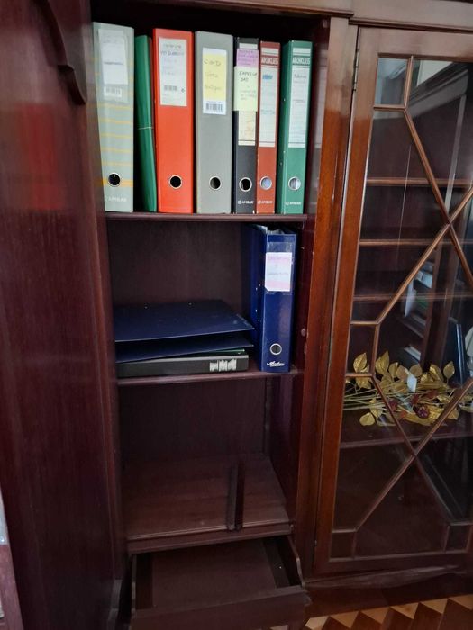 Móvel livreiro, louceiro ou roupeiro de canto