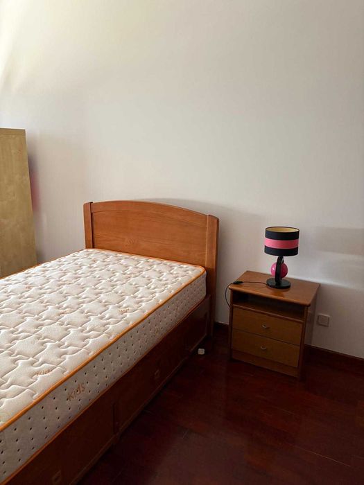 Quarto Completo c/ cama, mesinha, candeeiros, cómoda e cortinados