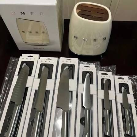 Набір кухонних ножів SMEG.