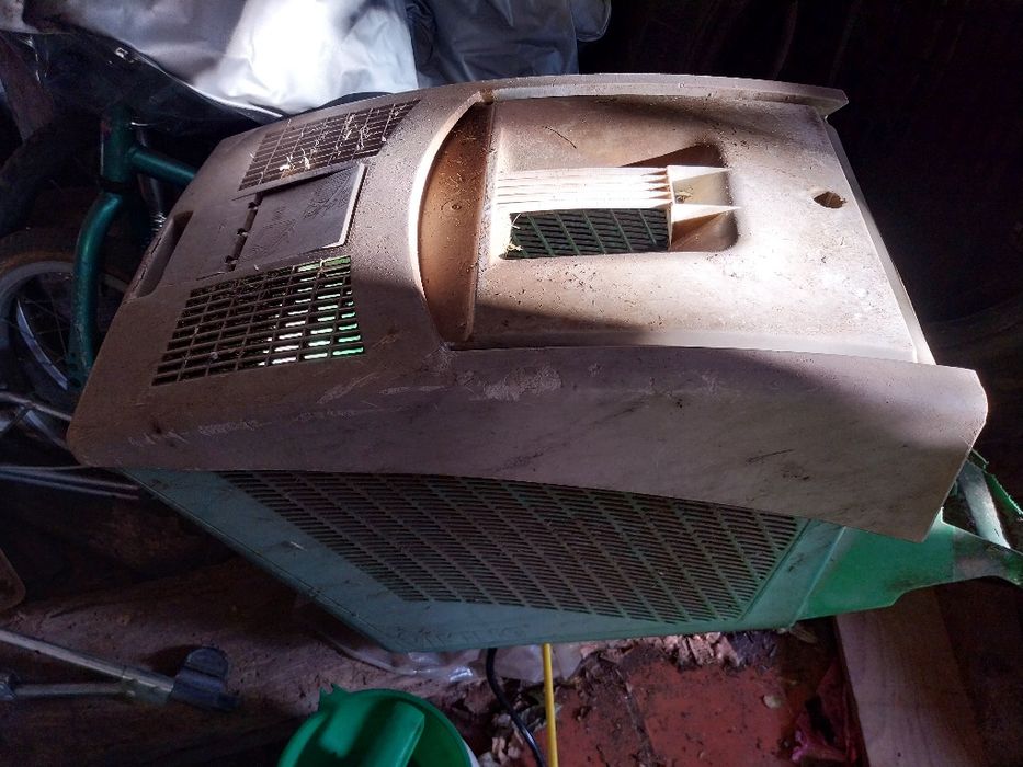 Duas máquinas corta relva (com tracção ) para desocupar