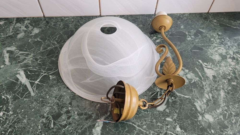 Lampa wisząca z mosiądzu.