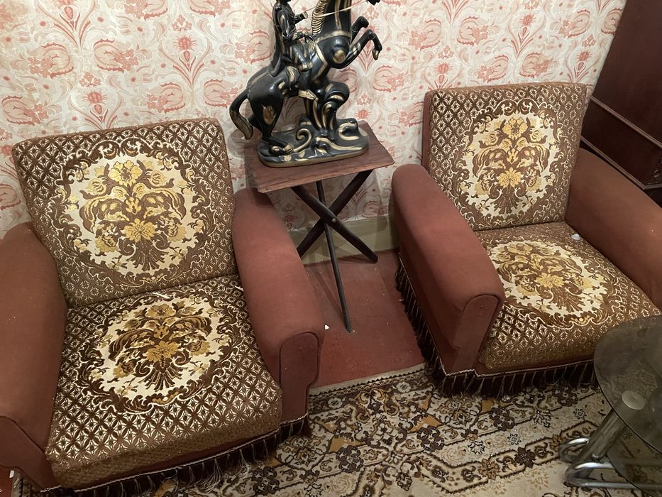 Sofas antigos em bom estado
