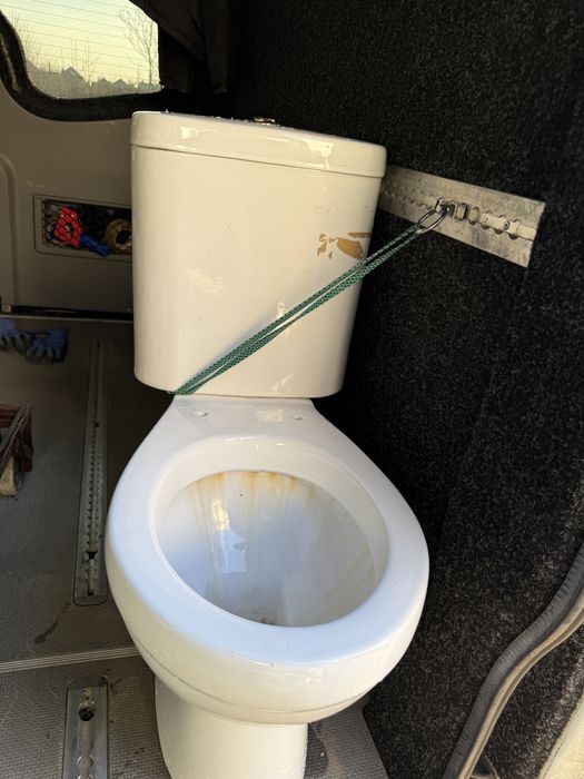 Унітаз та умивальник