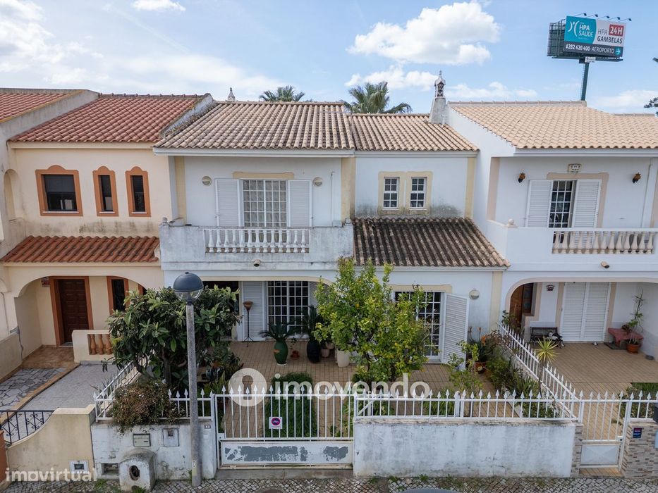 Moradia T4, com áreas amplas e jardim, em Faro