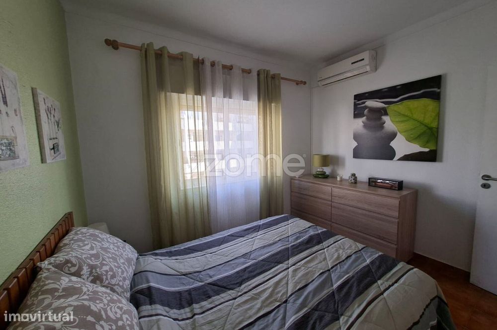 Apartamento T0+1 - Em condomínio com piscina.