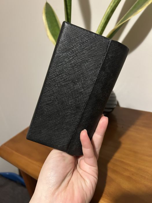 2 caixas de oculos prada e police