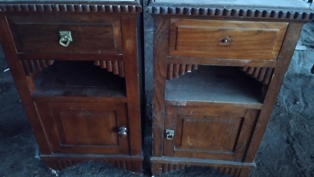 Par de Mesinhas de Cabeceira em Madeira Maciça com Mármore