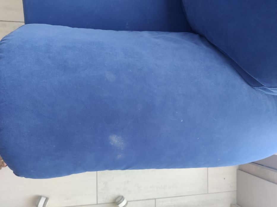 Sofá cama azul de veludo