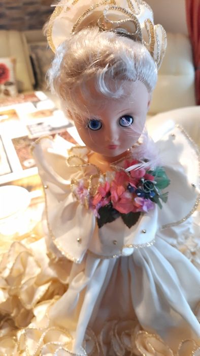 Kolekcjonerska lalka z lat 90.