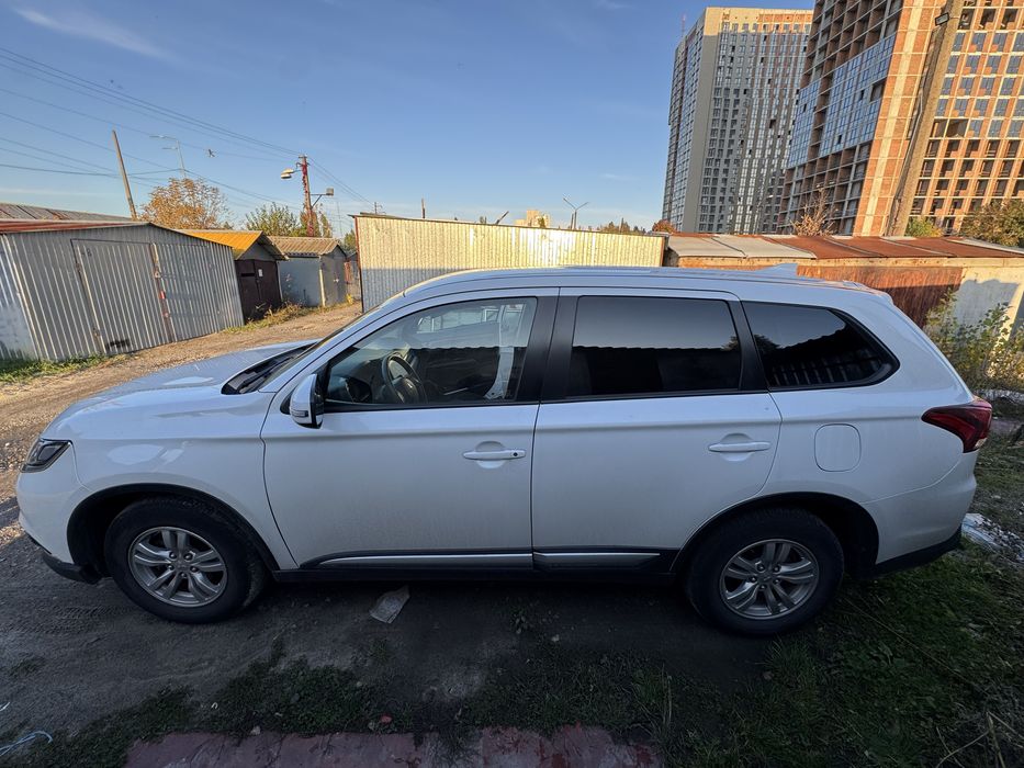 Продаж Mitsubishi Outlander 2021 року