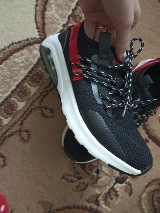 Женские кроссовки