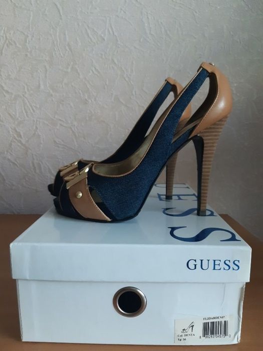 Босоніжки/туфлі від Guess
