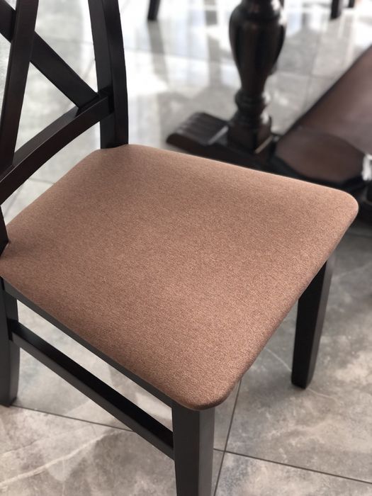 Стіл деревʼяний розкладний з 6- ма стільцями.