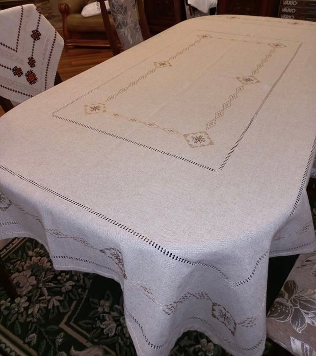 Вишита скатертина (ручна робота)