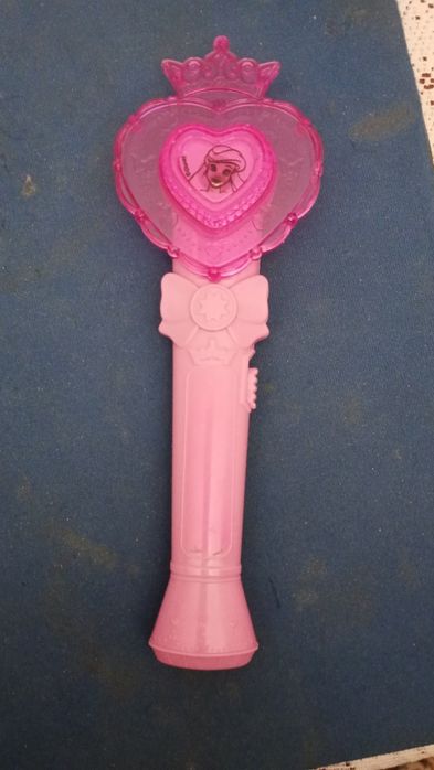 Czarodziejska różdżka lub berło dla małej królewny