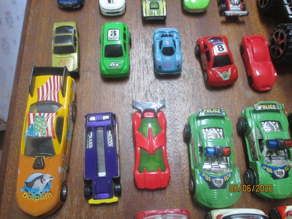 Lote de 60 carrinhos de vários tamanhos