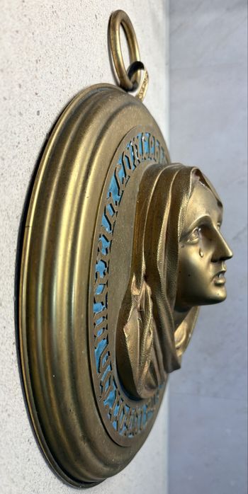 Grande antiga placa com imagem da N. S. de suspensão mural dourada