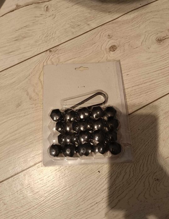 Nakładki na śruby kół