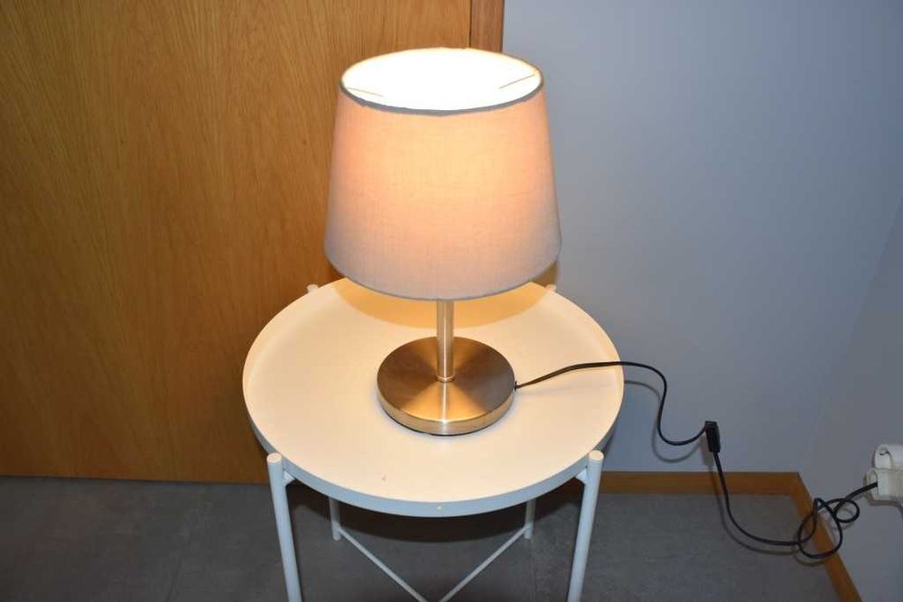 Candeeiro elétrico de mesa, em metal de boa qualidade