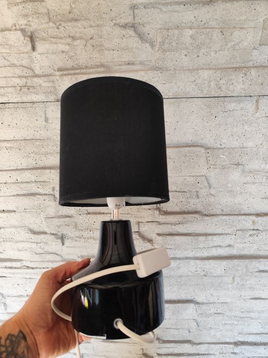 Czarna lampa stołowa