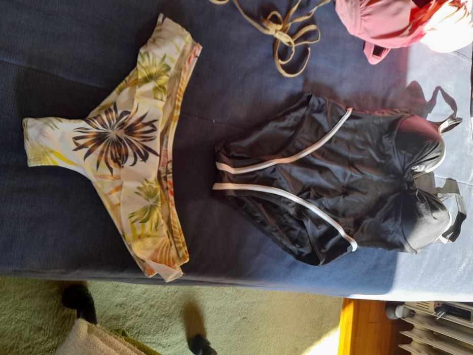 Biquínis estampados e lisos baratos com algum uso