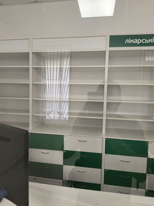 Продам стілажи вітрини комод для магазину