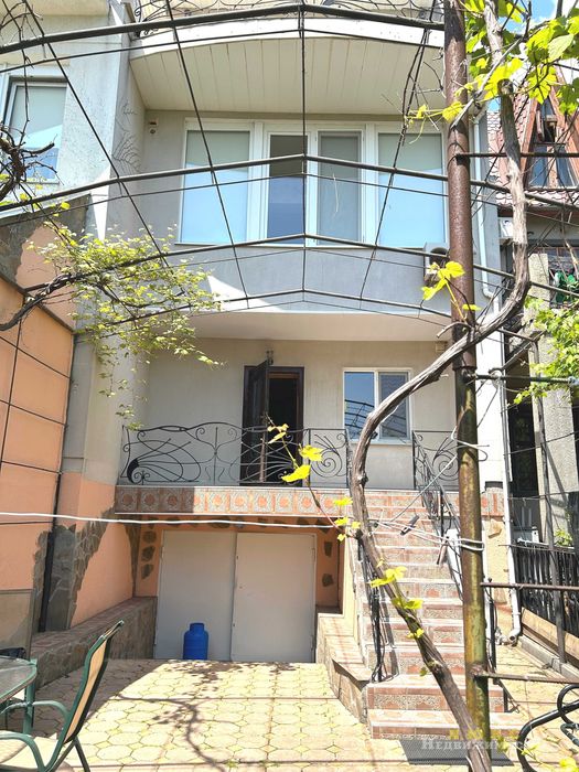 Сдаётся в аренду трёхэтажный дом в Совиньоне. Панорама моря!