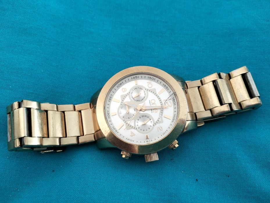 Relógio One dourado