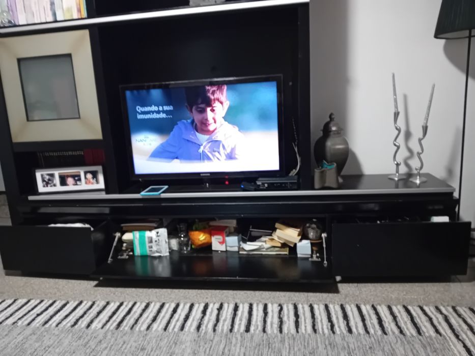 Estante preto e cinza