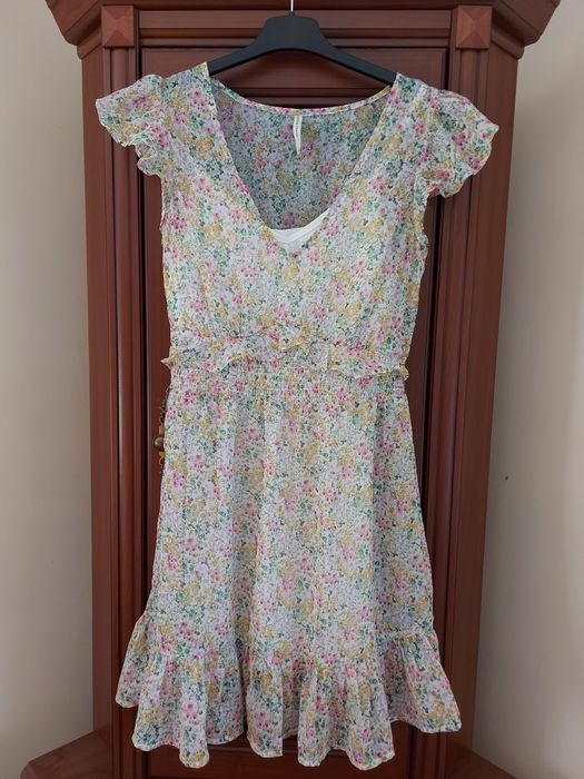 Śliczna sukienka w kwiatki, z falbankami rozm. S