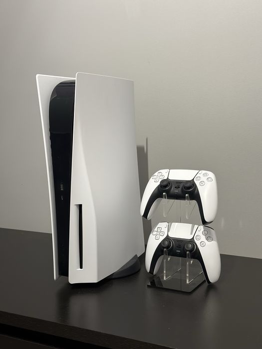 Konsola PlayStation 5 i 2 pady
