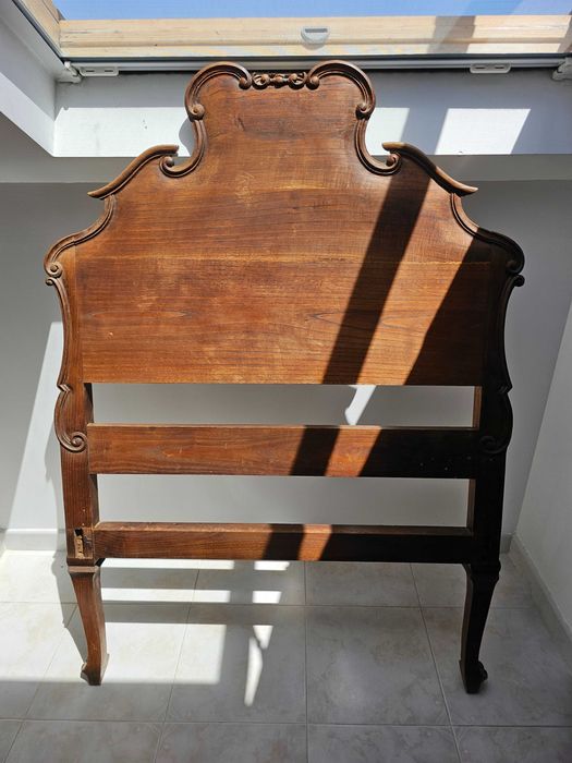 2 Camas de Madeira Maciça