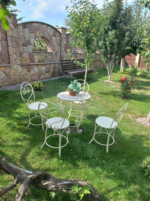 Садовий металевий комплект.