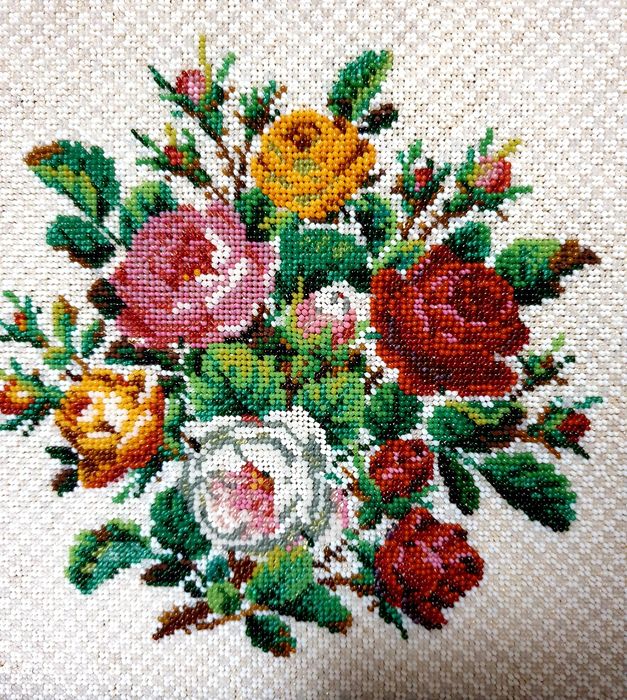 Lindo pequeno antigo quadro bordado de micro missangas - rosas