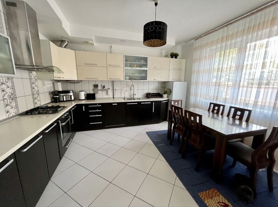 Продається двохповерховий котедж