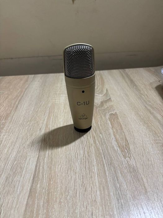 Мікрофон та стійка