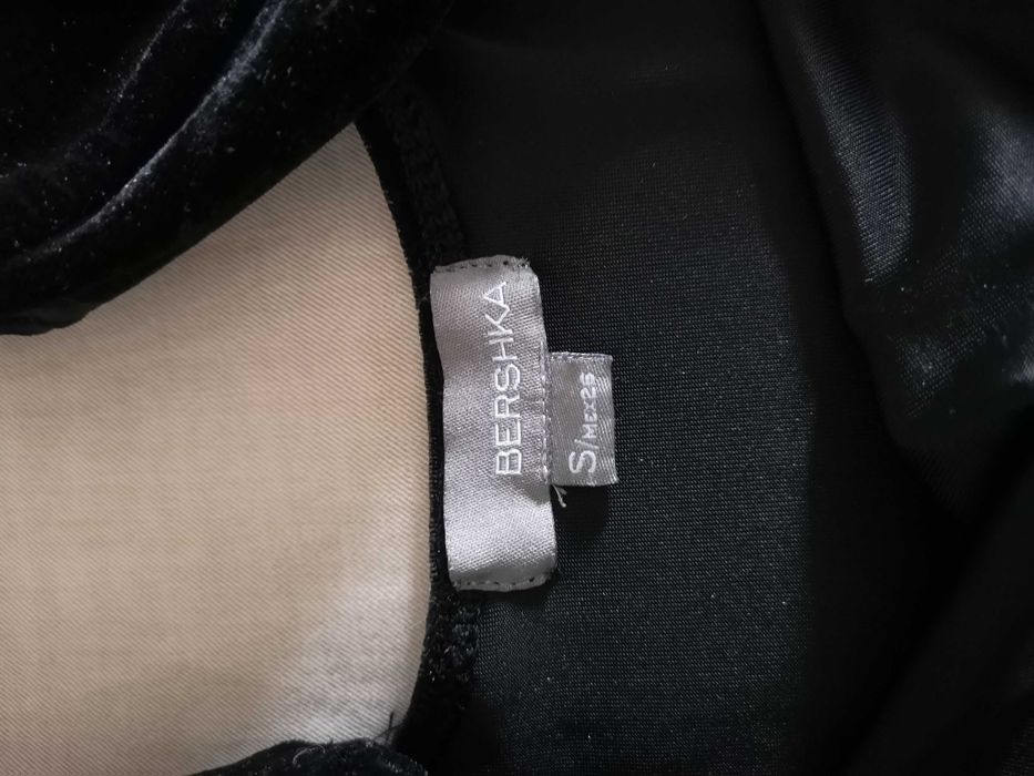 Vestido de veludo preto Bershka S