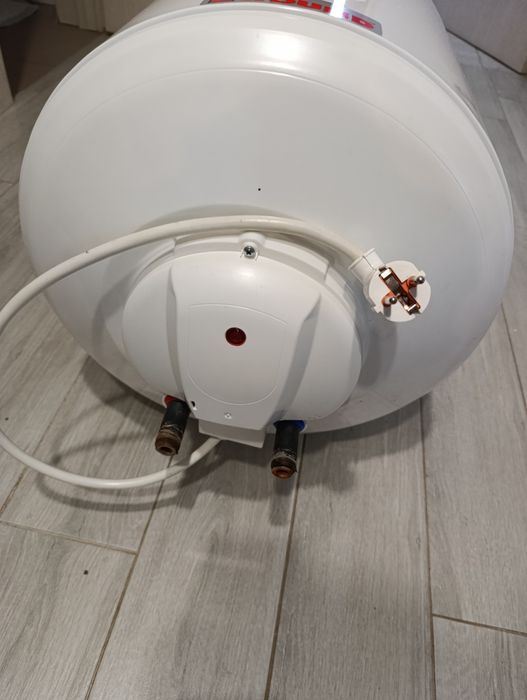 Бойлер  в робочому стані, у використанні був 3 роки.