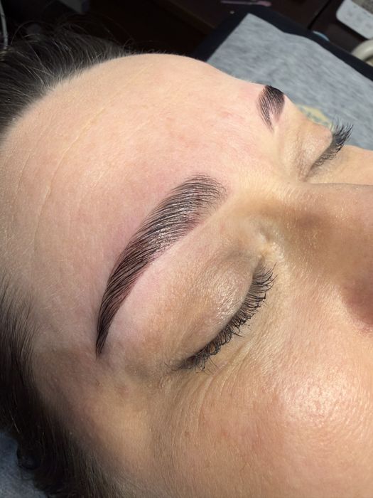 Profesjonalna stylizacja brwi – lifting, regulacja, henna