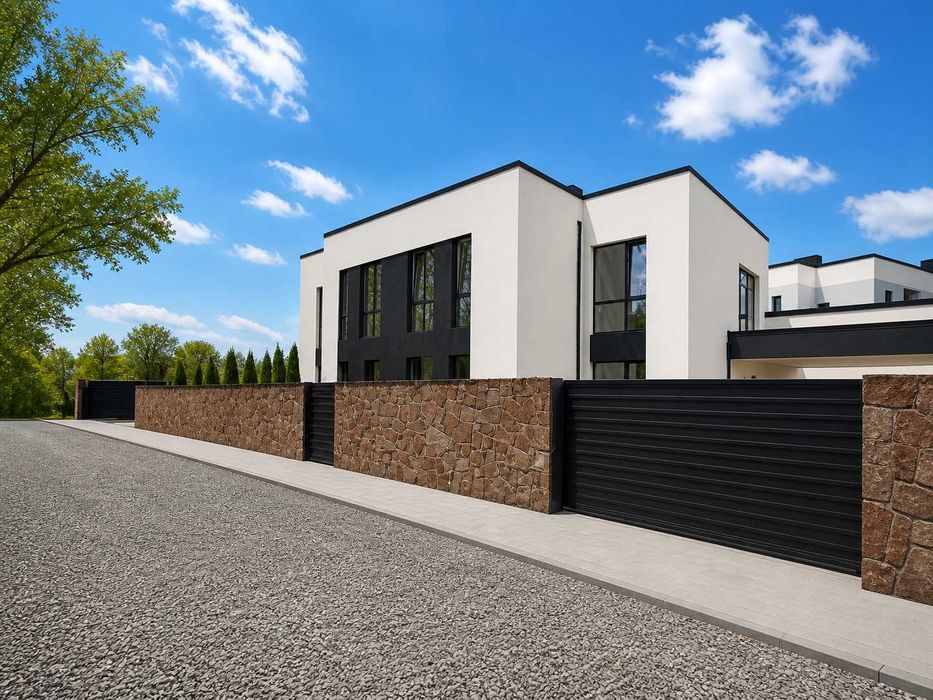 ПРОДАМ дім  загороджений дуплекс з гаржем та терасою 160 м² , 3сот ГАЗ  підключенні всі міські комунікації