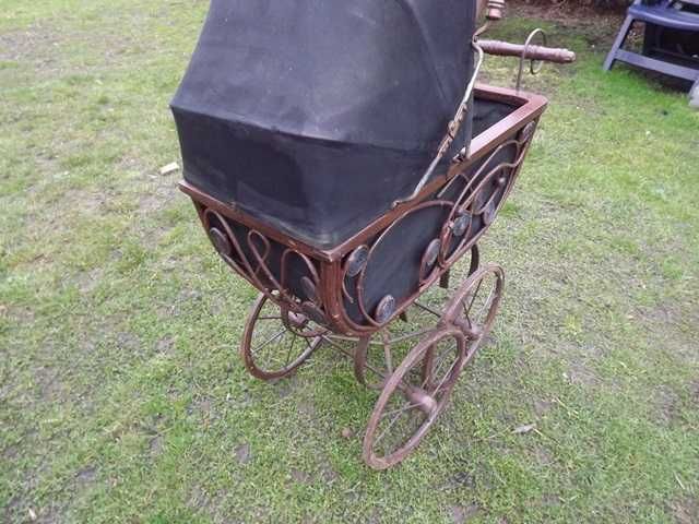 Stary wózek do lalek -Antyk