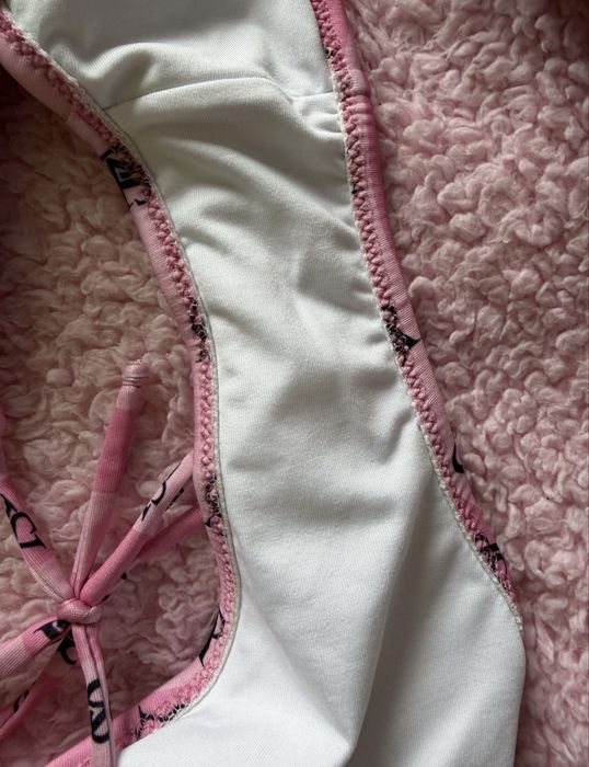 Bikini we wzór vs różowe w paski dwuczęściowe