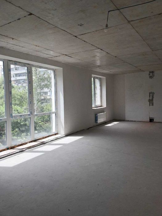 Продаж 2-к квартира . Клубний  будинок біля парку.  Тихо, зручно. Без%