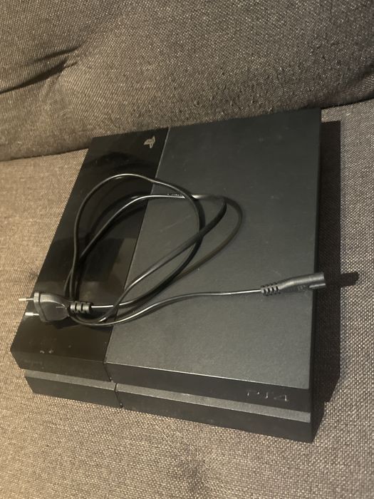 Play 4 con um controlo e dois jogos