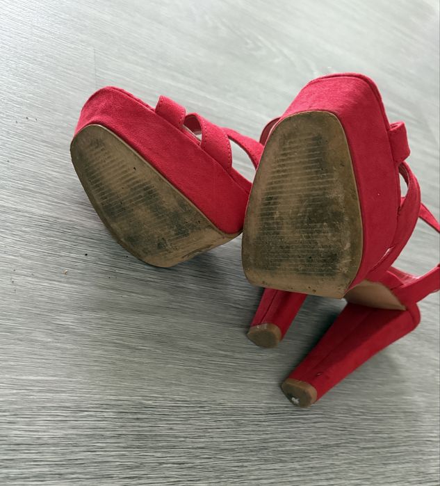 Sandalias vermelhas salto alto
