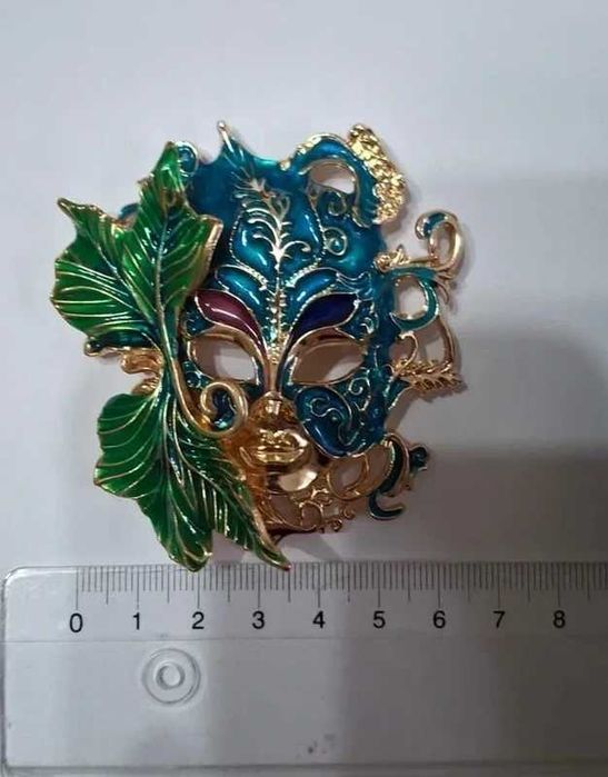 Efektowna broszka wenecka – maska